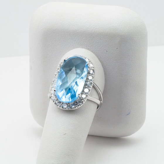 Srebrny Pierścionek z Dużym Błękitnym Kamieniem