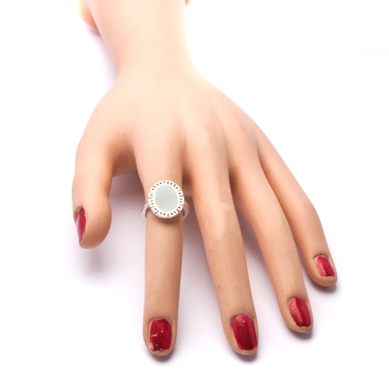 Srebrny Pierścionek Kształt Owalny z Białym Opalem