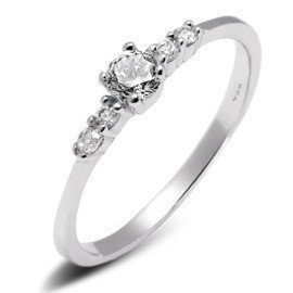 Srebrny Pierścionek Wysadzany Białymi Cyrkoniami
