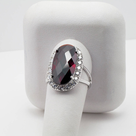 Srebrny Pierścionek z Dużym Czerwonym Kamieniem