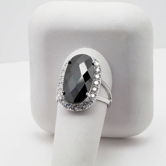 Srebrny Pierścionek z Dużym Czarnym Kamieniem