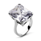 Srebrny Pierścionek z Dużą Bezbarwną Cyrkonią