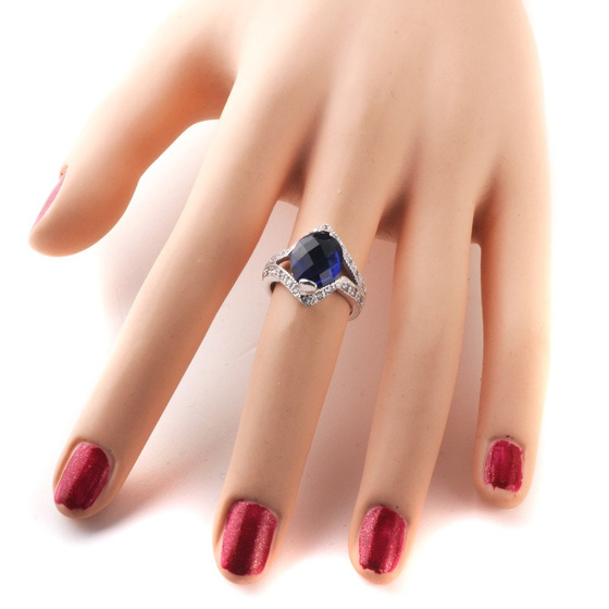 Srebrny Pierścionek z Szafirowym Kamieniem