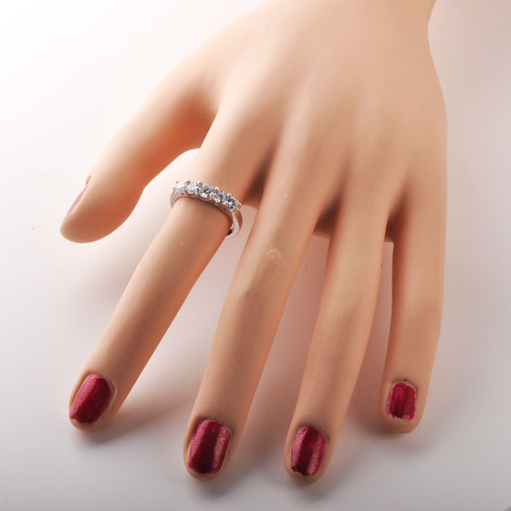 Srebrny Pierścionek z Bezbarwnymi Cyrkoniami