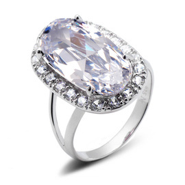 Srebrny Pierścionek z Dużym Białym Kamieniem