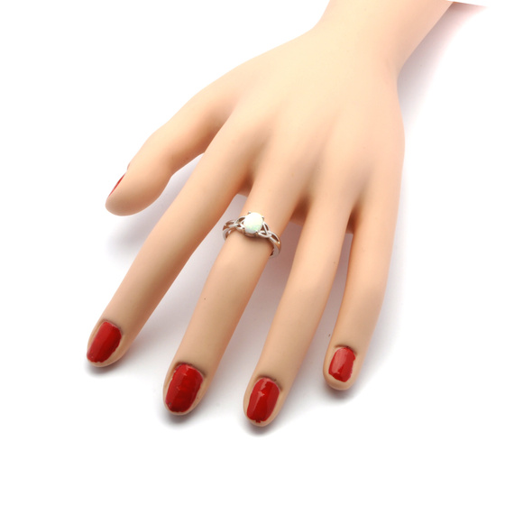 Pierścionek Srebrny z Białym Owalnym Opalem