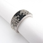 Srebrna Obrączka z Białymi i Czarnymi Kryształkami