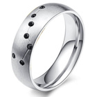 Obrączka ze Stali z Czarnymi Kamieniami 