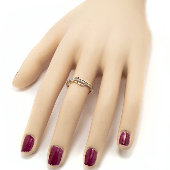 Złoty Pierścionek Przeplatany Brylantami 0.15ct