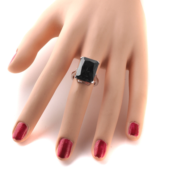 Srebrny Pierścionek z Dużą Czarną Cyrkonią