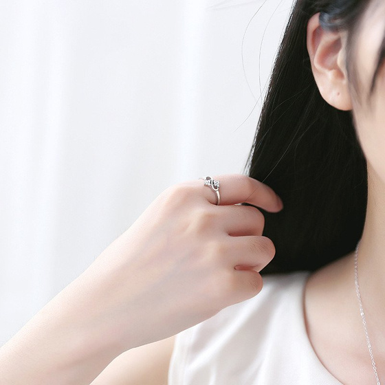 Pierścionek Srebrny Wysadzany Cyrkoniami