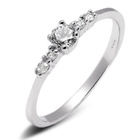 Srebrny Pierścionek Wysadzany Białymi Cyrkoniami