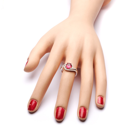 Srebrny Pierścionek z Rubinową Cyrkonią