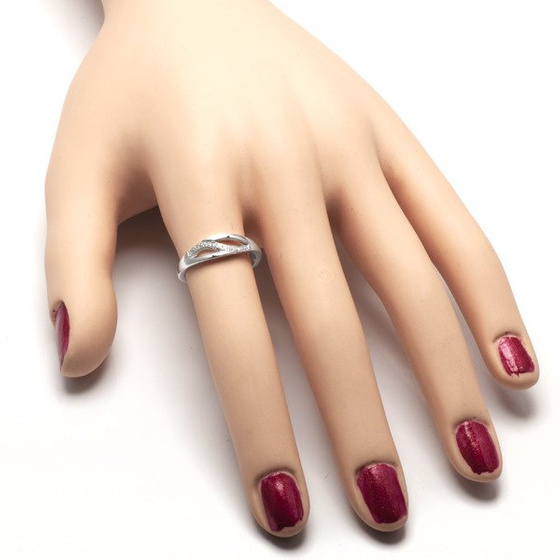 Pierścionek Srebrny Wysadzany Białymi Kamienaimi