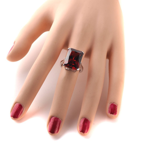 Srebrny Pierścionek z Dużą Czerwoną Cyrkonią