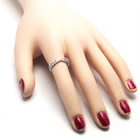 Pierścionek Srebrny Przeplatany Białymi Kamieniami