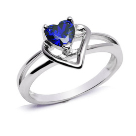 Srebrny Pierścionek Ozdobiony Szafirowym Sercem