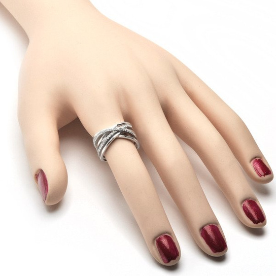 Srebrna Obrączka Przeplatana z Białymi Cyrkoniami