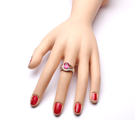 Srebrny Pierścionek z Rubinową Cyrkonią