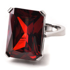 Srebrny Pierścionek z Dużą Czerwoną Cyrkonią
