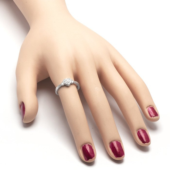 Pierścionek z Białego Złota z Brylantami Serduszko