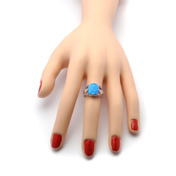 Srebrny Pierścionek z Dużym Niebieskim Opalem