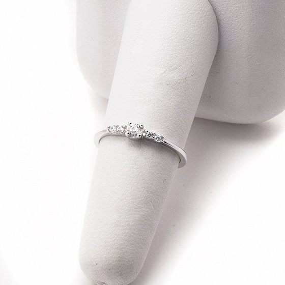 Srebrny Pierścionek Wysadzany Białymi Cyrkoniami