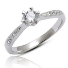 Srebrny Pierścionek Wysadzany Białymi Cyrkoniami