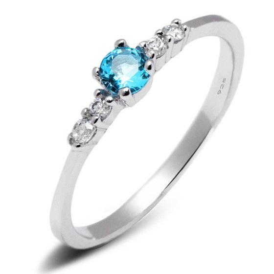 Srebrny Pierścionek z Błękitną Cyrkonią
