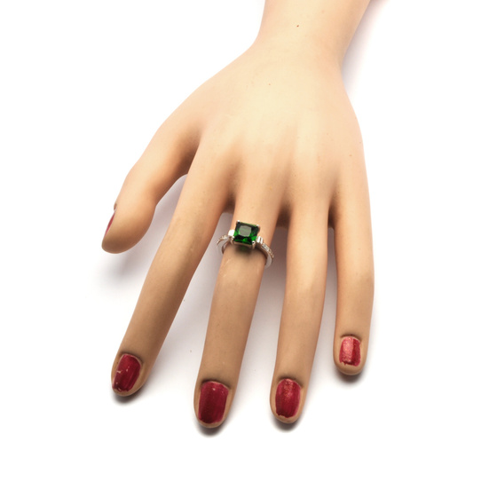 Srebrny Pieścionek z Kwadratową Zieloną Cyrkonią