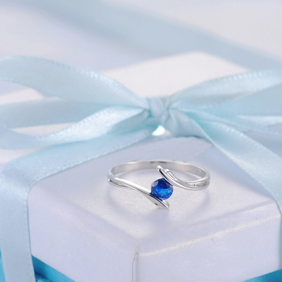 Srebrny Pierścionek z Szafirową Cyrkonią