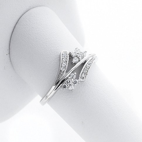 Srebrny Pierścionek z Białymi Kwiatuszkami