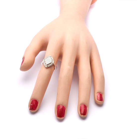 Srebrny Pierścionek Kształt Karo z Białym Opalem