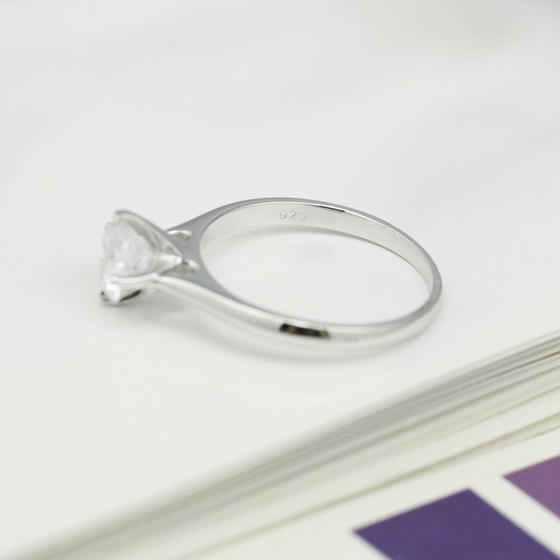 Srebrny Pierścionek z Diamentową Cyrkonią