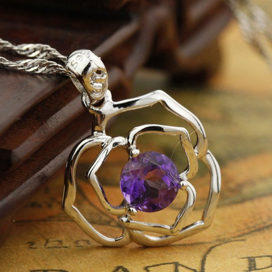 Srebrna Zawieszka z Fioletowym Kamieniem