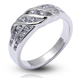 Pierścionek Srebrny Przeplatany Białymi Cyrkoniami