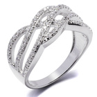 Srebrny Pierścionek Przeplatany Cyrkoniami