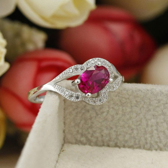 Srebrny Pierścionek z Rubinowym Kamieniem