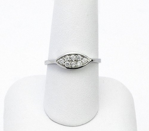 Srebrny Pierścionek Owalny z Białymi Kamieniami