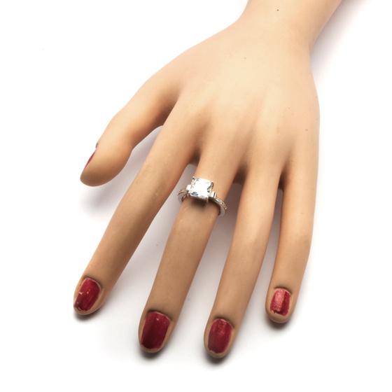 Srebrny Pieścionek z Kwadratową Bezbarwną Cyrkonią