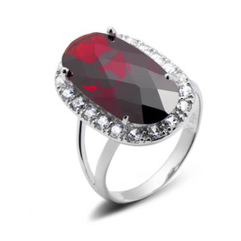 Srebrny Pierścionek z Dużym Czerwonym Kamieniem