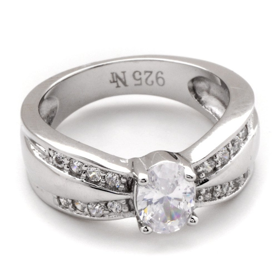 Srebrny Pierścionek z Bezbarwnymi Cyrkoniami