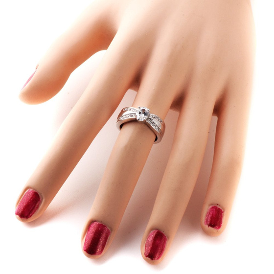 Srebrny Pierścionek z Bezbarwnymi Cyrkoniami