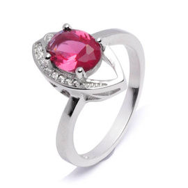 Srebrny Pierścionek z Rubinową Cyrkonią