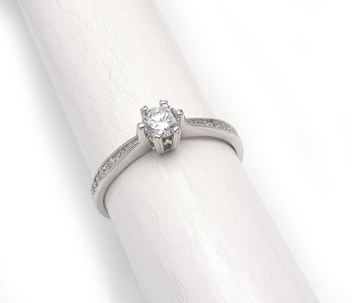 Srebrny Pierścionek Wysadzany Białymi Cyrkoniami