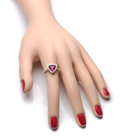 Srebrny Pierścionek z Rubinowym Kamieniem