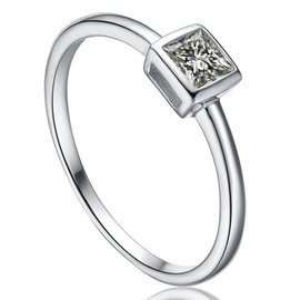 Srebrny Pierścionek z Diamentową Cyrkonią