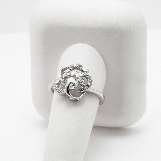 Srebrny Pierścionek Przeplataniec z Cyrkoniami