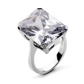 Srebrny Pierścionek z Dużą Bezbarwną Cyrkonią