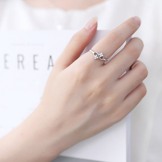 Pierścionek Srebrny Wysadzany Cyrkoniami